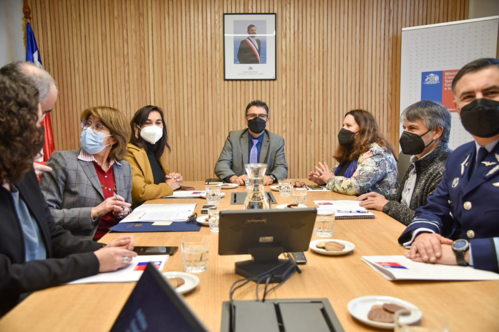 Autoridades de Gobierno y la FACH encabezan primera reunión del Consejo de Política Espacial
