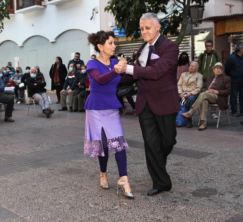 Transeúntes disfrutaron de una noche de tangos y milongas