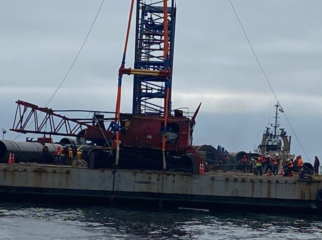 Tras extensas labores se rescató grúa del fondo marino en Los Vilos