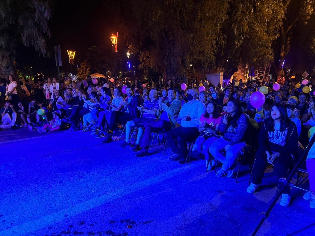 El espíritu navideño comenzó a tomarse las calles de Vicuña junto al doble de Luis Miguel