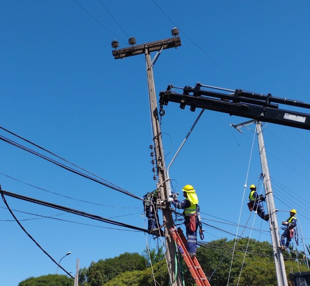 CGE realiza mejoras en infraestructura eléctrica que benefician a familias de Ovalle y Combarbalá