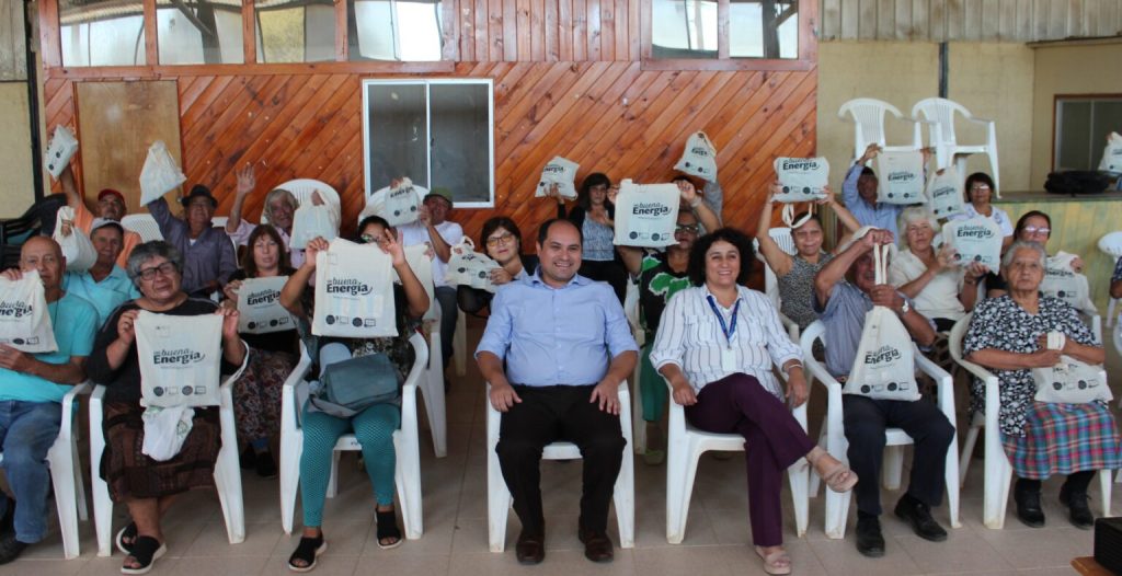 50 familias de Quilitapia se capacitan en ahorro en sus casas y reciben kits de eficiencia energética