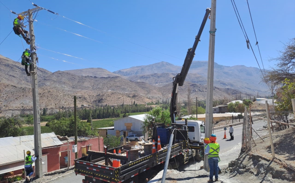 Cambio de postación eléctrica contribuye a mejorar calidad de suministro para familias de Combarbalá y Río Hurtado