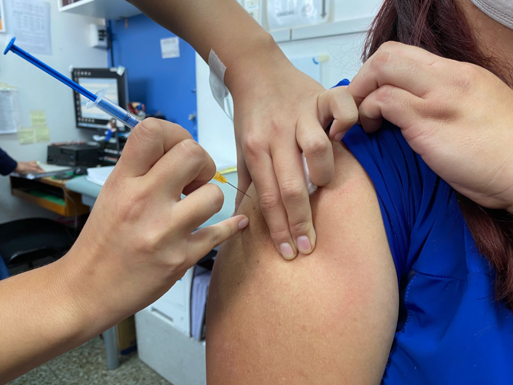 Infectóloga llama a vacunarse con confianza y refuerza que será clave para enfrentar este invierno