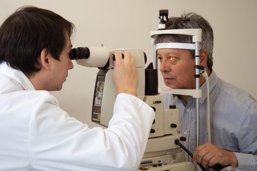 Tras la pandemia cifras indican que aumentó la miopía en Chile y con ella la demanda por cirugías rápidas y eficaces