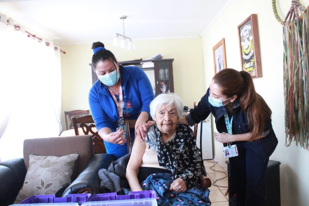 Mediante Whatsapp pacientes de La Serena pueden solicitar vacunación a domicilio