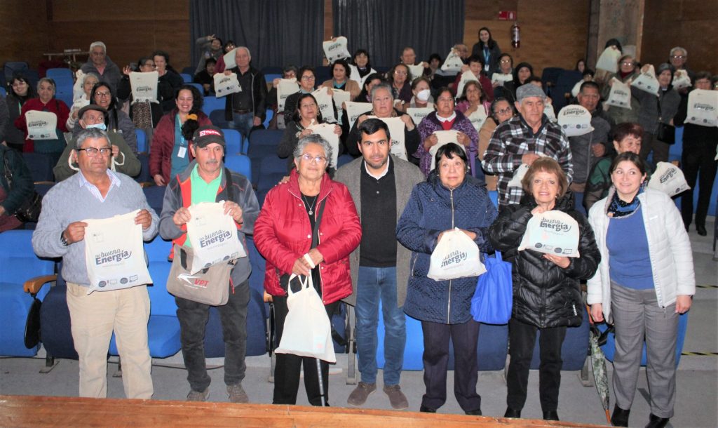 Adultos mayores de Illapel reciben consejos y kits para ser más eficientes en sus casas