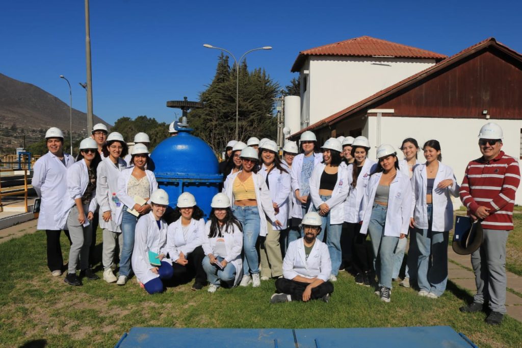 Estudiantes de Medicina recorren plantas de producción y tratamiento de Aguas del Valle