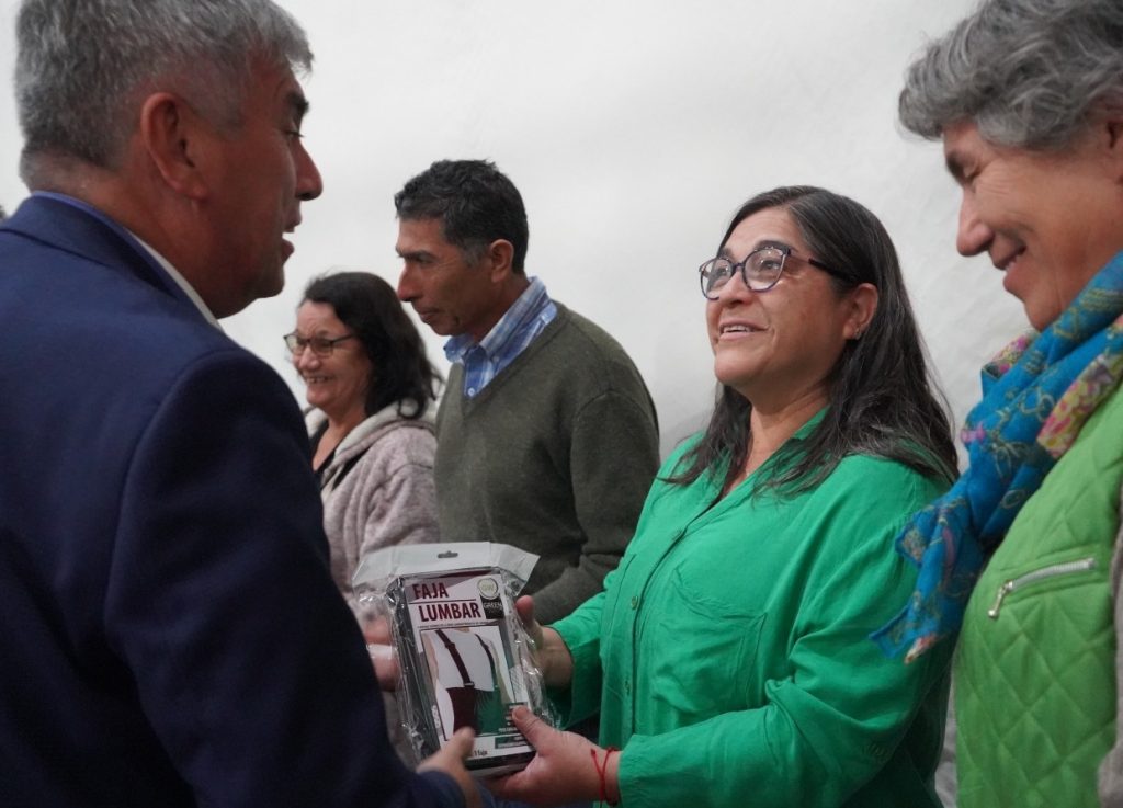 Municipalidad de Vicuña entregó charla e implementos a pequeños productores agrícolas