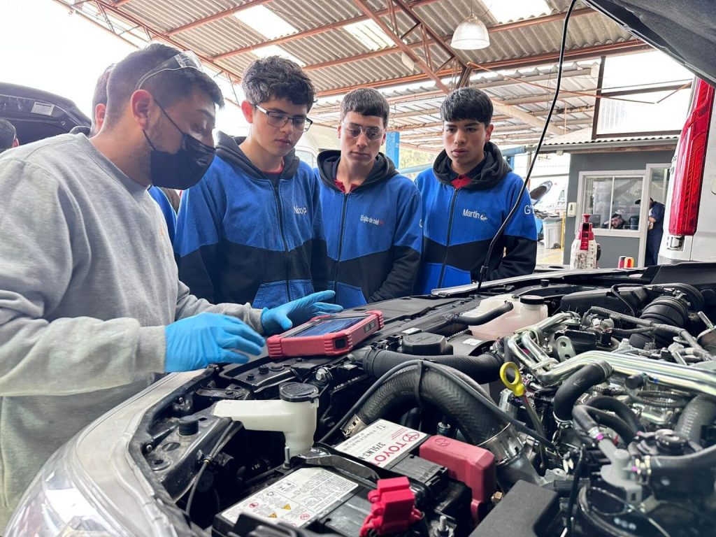 Estudiantes del Colegio San Martín de Porres visitan empresa West Rent a Car en el marco del Programa CAUCE