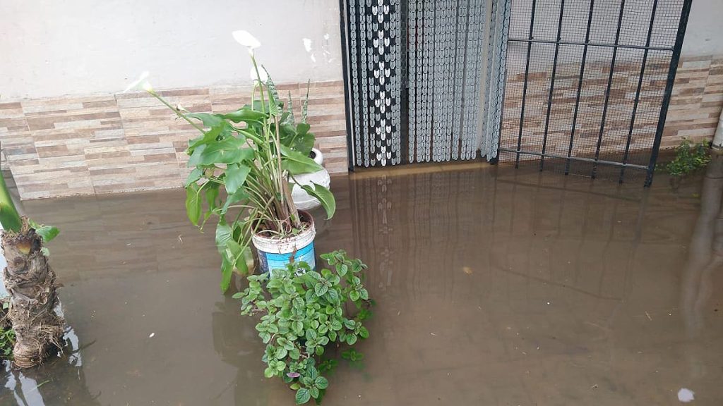 Familia de Coquimbo lleva una semana con su casa inundada en aguas servidas sin solución definitiva de Aguas del Valle