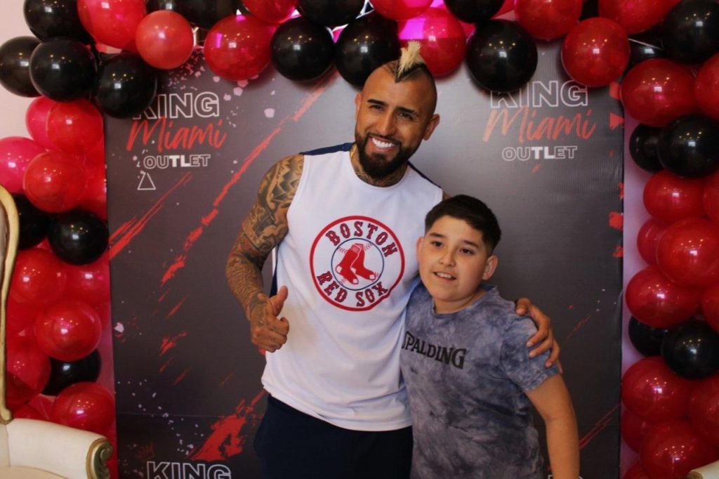Arturo Vidal inaugura una nueva tienda en Coquimbo, acercándose a sus fanáticos Arturo Vidal inaugura una nueva tienda en Coquimbo, acercándose a sus fanáticos
