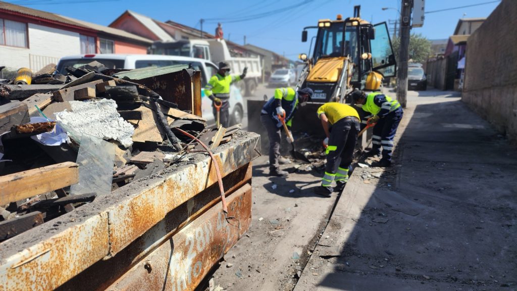 Equipo municipal de Coquimbo brinda apoyo en la región de Valparaíso tras los incendios forestales Equipo municipal de Coquimbo brinda apoyo en la región de Valparaíso tras los incendios forestales