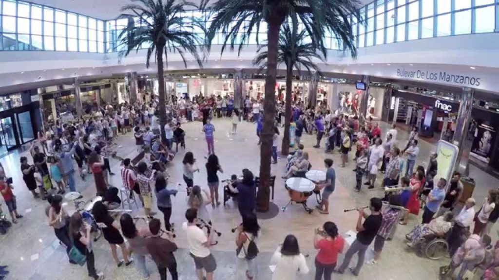 Brillo y energía: adultos mayores de Coquimbo deslumbran con Flashmob de Zorba el Griego