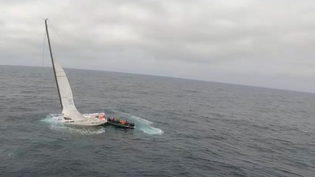 Coquimbo: Gobernación Marítima rescata a tres marinos de yate en inminente hundimiento