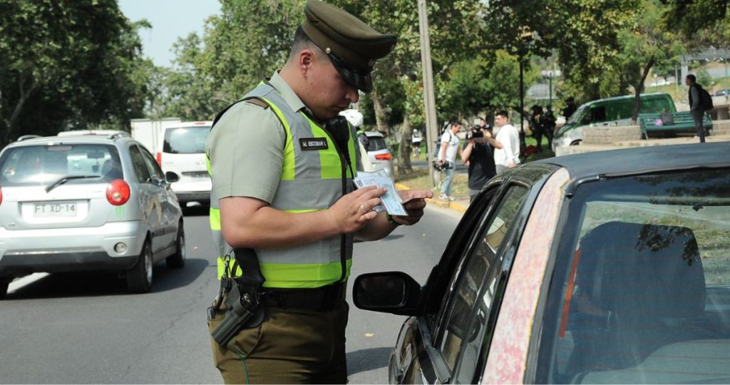 ¿Dónde no estacionar en Chile? Las multas que pueden superar los $100 mil multas por mal estacionamiento en Chile