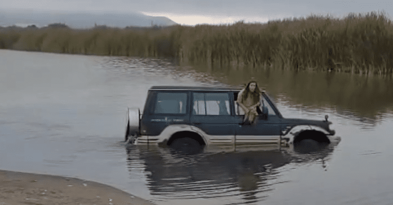 Auto queda atrapado en humedal del río Elqui y genera fuerte indignación en La Serena