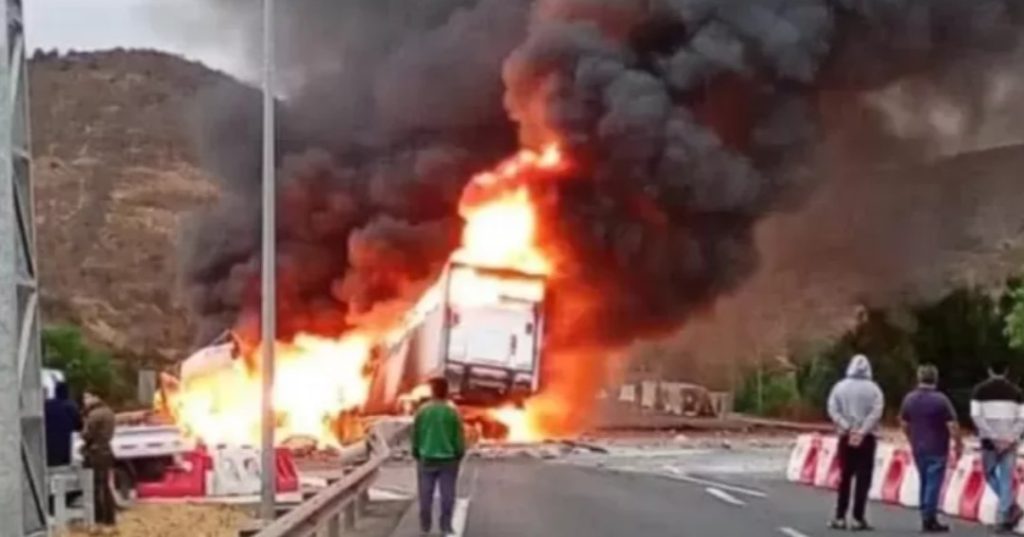 Dramático accidente en Ovalle: camión arde en plena Ruta 5 tras error del conductor