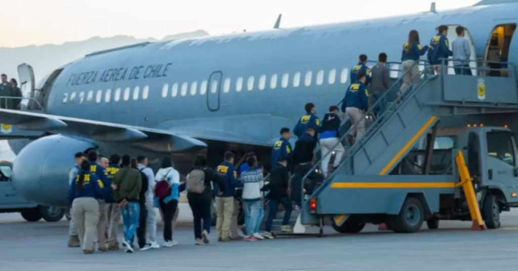 Plan migratorio despega: primer vuelo expulsará a cerca de 40 personas