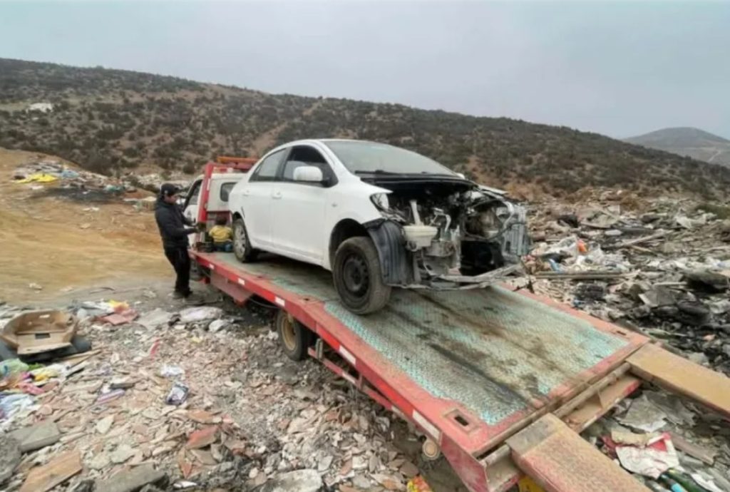 Encuentran desmantelado automóvil robado en La Serena: estaba abandonado en microbasural