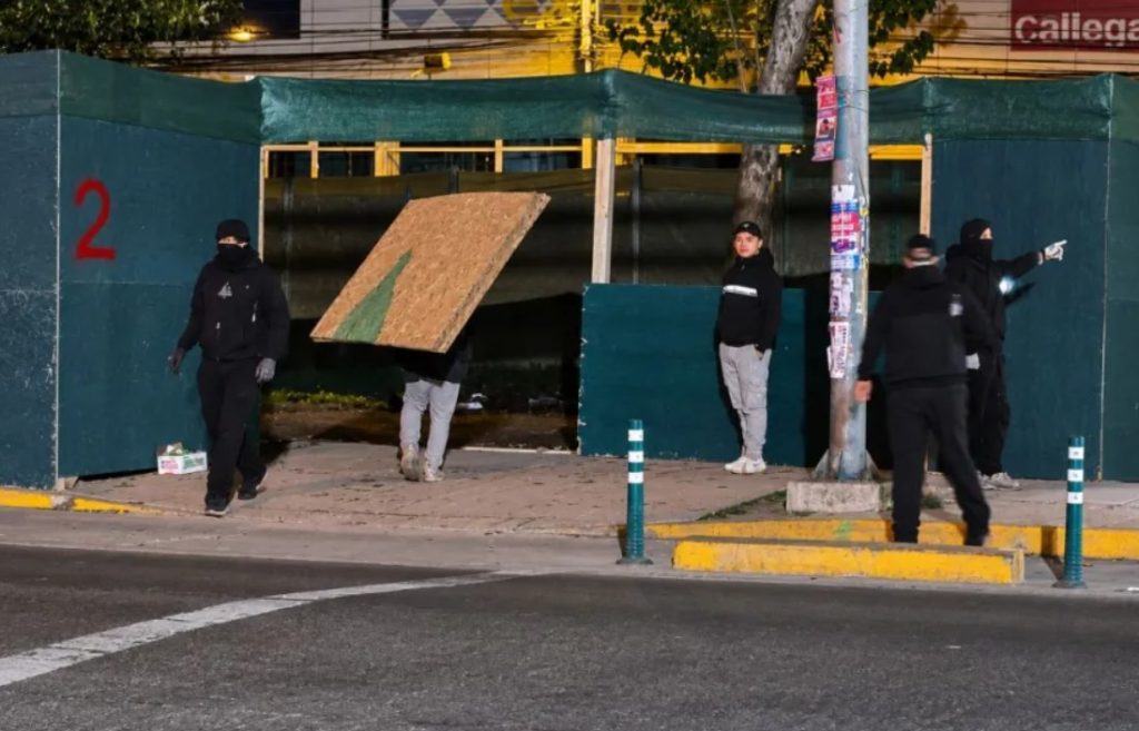 Sujeto fue sorprendido cuando robaba planchas del cierre de las obras en Avenida de Aguirre