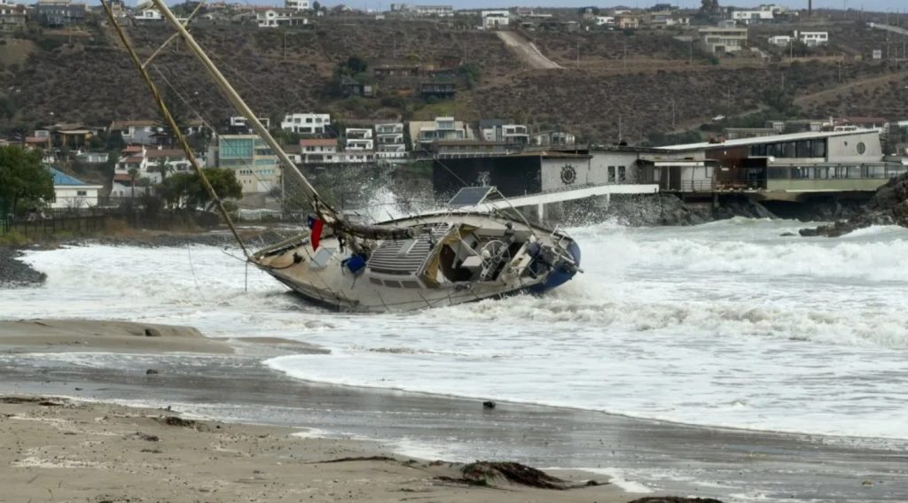 Marejadas en Coquimbo obligan a varar embarcaciones y dejan daños en muelle de La Herradura