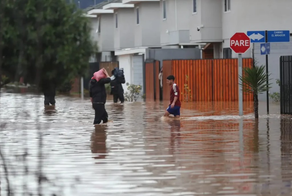 Sistema frontal deja más de 3 mil viviendas afectadas y familias aisladas en La Serena