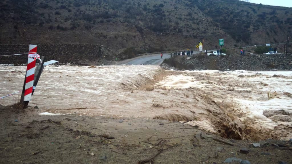 Advierten riesgo de crecidas y activación de quebradas por lluvias en Atacama y Coquimbo