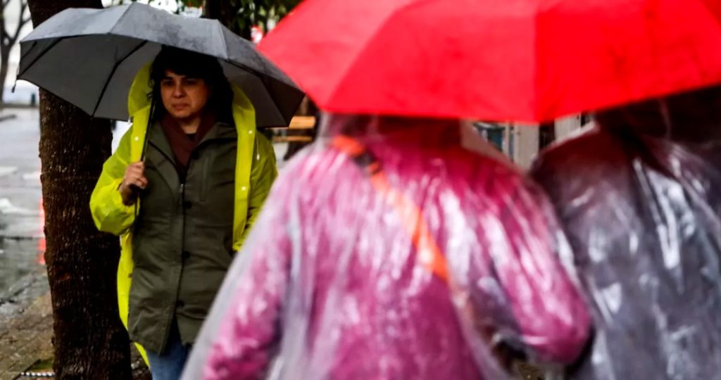Lluvias se extenderán por 12 regiones y autoridades llaman a mantener la vigilancia