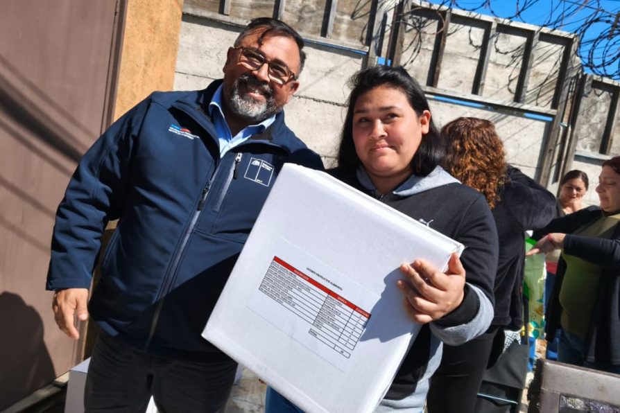 Gobierno entrega cajas de alimentos a familias y artesanos de Coquimbo afectados por el sistema frontal