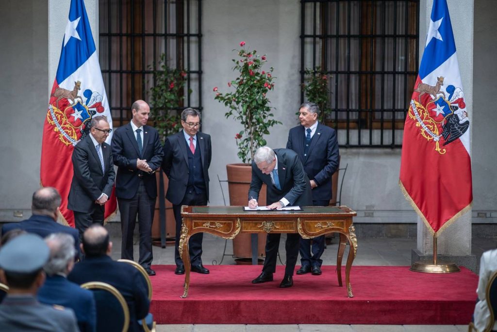 Presidente Kast firma reforma constitucional en el marco de la ACOT