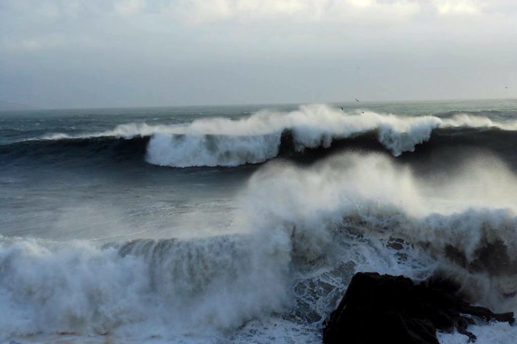 Advierten fuerte oleaje en 14 regiones: llaman a no ingresar al mar