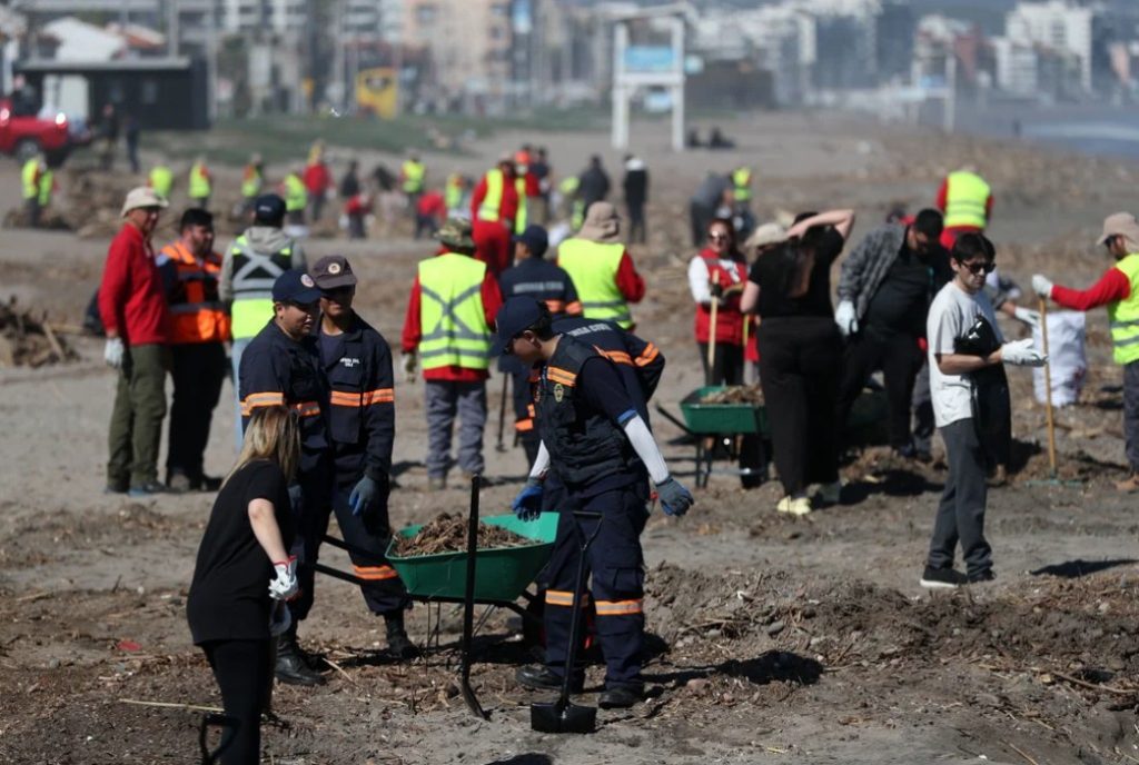 La Serena intensifica limpieza del borde costero tras temporal: estiman cerca de 48 toneladas de residuos