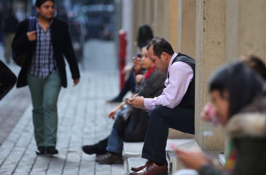 Chile suma más desempleados: cifra crece 13% respecto de 2025