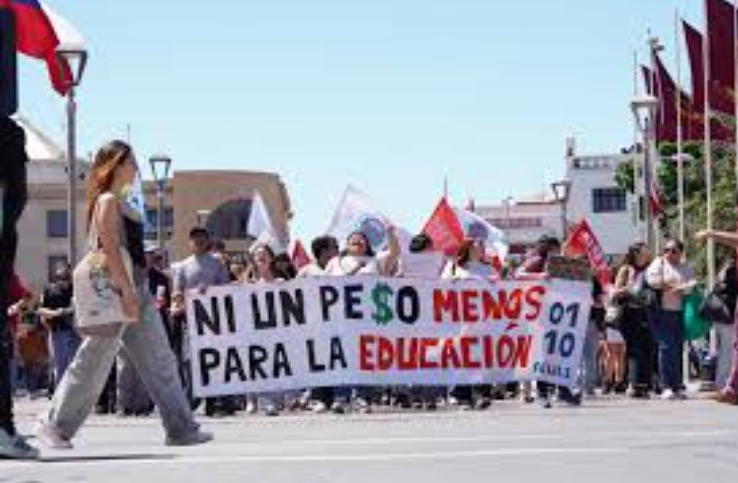 Masiva marcha en La Serena reúne a estudiantes y trabajadores por Presupuesto 2027