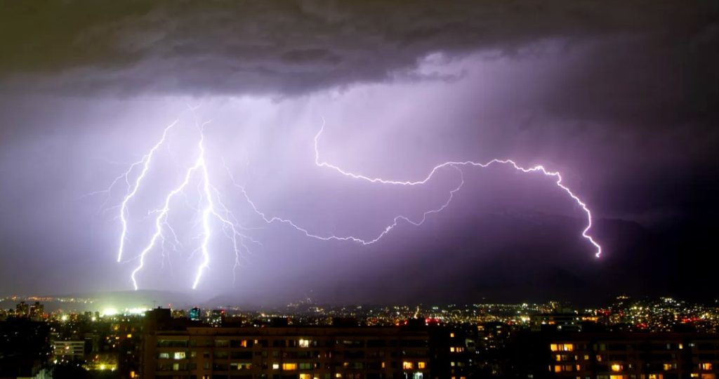 Probables tormentas eléctricas se extenderán desde Coquimbo hasta Los Lagos